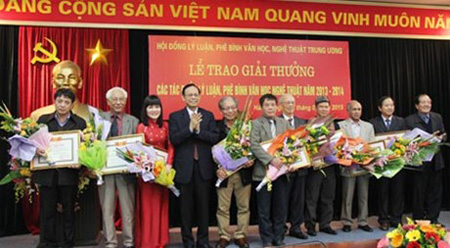 Trưởng Ban Tuyên giáo Trung ương Đinh Thế Huynh trao giải cho các tác giả.